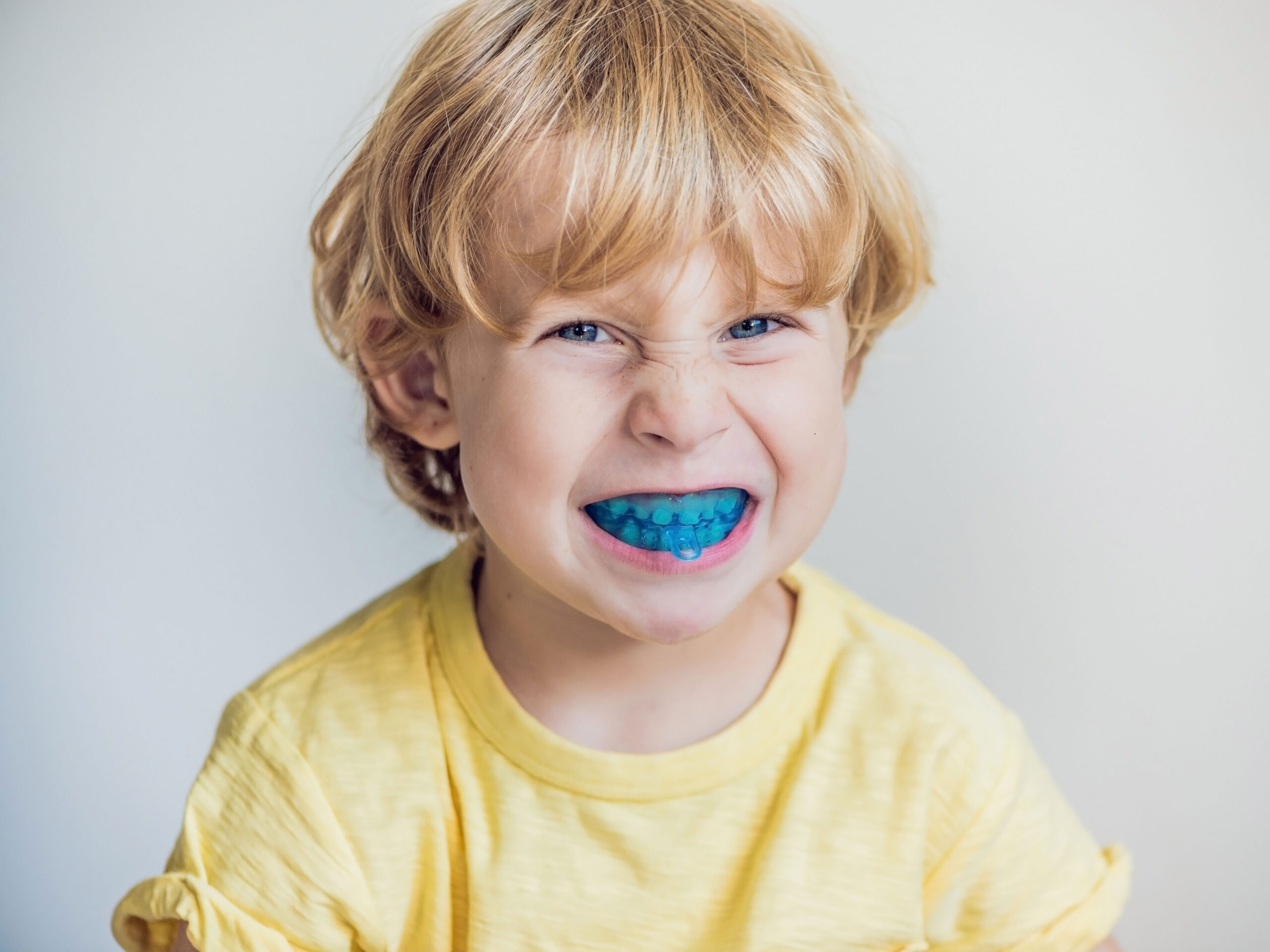 De-ce-scrâșnește-din-dinți-un-copil-de-4-ani