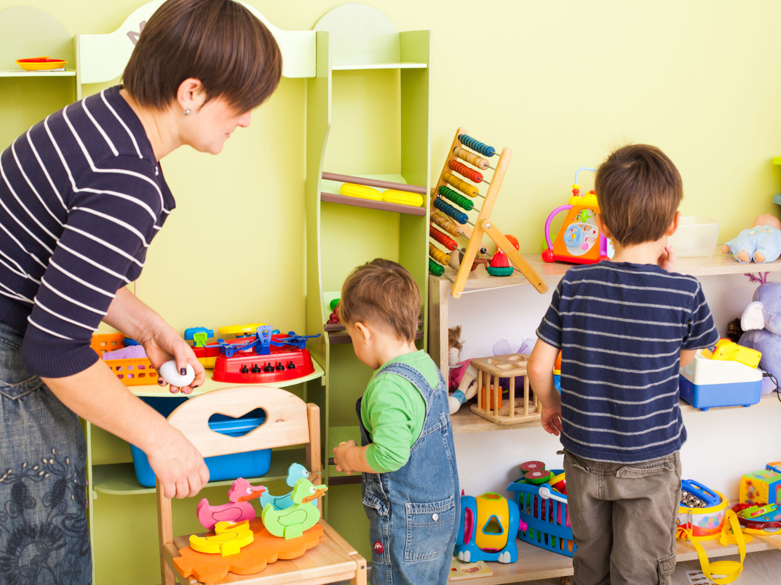 Curățenia-și-organizarea-în-camera-copilului-–-cum-să-îl-implicăm-și-pe-el-în-aceste-activități